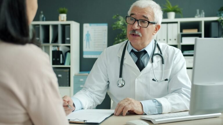 Médico conversando con una paciente sobre el tratamiento del dolor